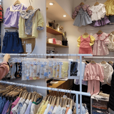 南大門市場の子供服卸売り市場を見る