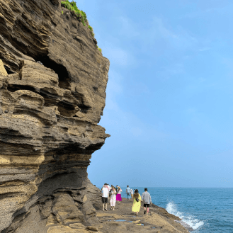 12:00 済州の自然を満喫する ヨンモリ海岸（용머리해안）