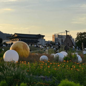 20:00 仁寺洞を巡る ソルリンソンヒョン緑地広場（열린송현 녹지광장）